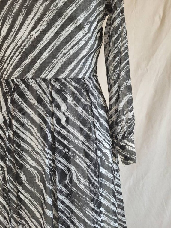 1970s Abstract Stripe Wide Collar Shirtwaist Dress - image 4