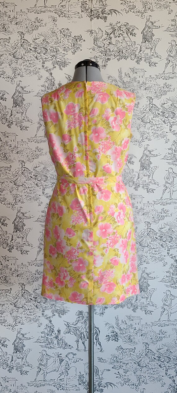 1960s Cute and Flirty Floral Shift Dress - image 5