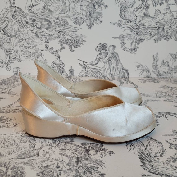 Elegant 1940s Ivory Satin Platform Shoes - image 1