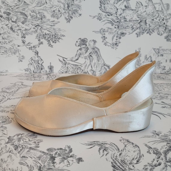 Elegant 1940s Ivory Satin Platform Shoes - image 4