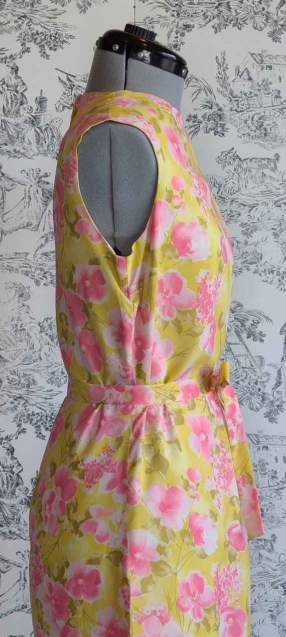 1960s Cute and Flirty Floral Shift Dress - image 3