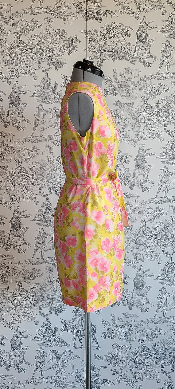 1960s Cute and Flirty Floral Shift Dress - image 4