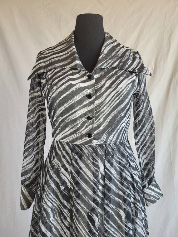 1970s Abstract Stripe Wide Collar Shirtwaist Dress - image 3