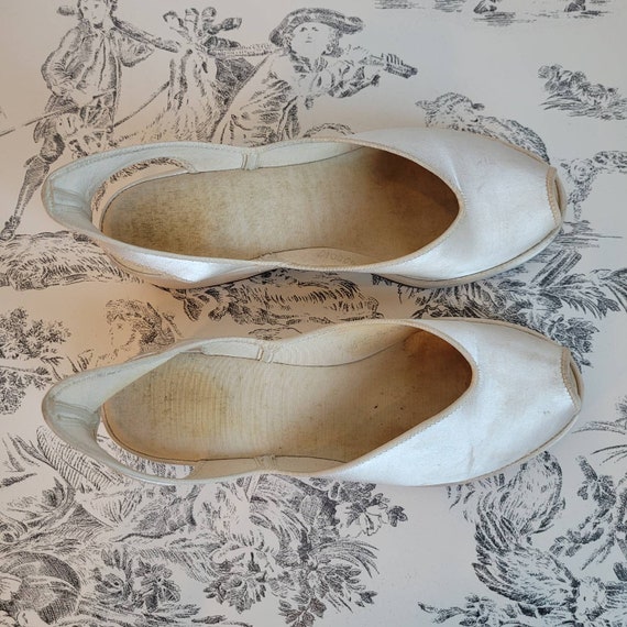 Elegant 1940s Ivory Satin Platform Shoes - image 6