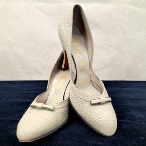 1960s Light Grey Leather Stiletto Heel Pumps