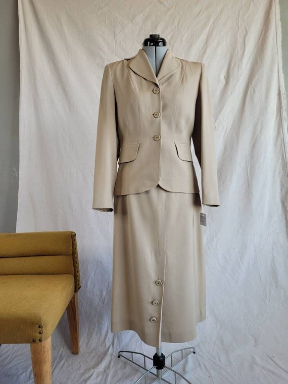 1940s Classy Tailored Fitted Wool Taupe Suit