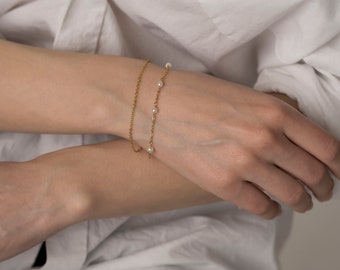 Dainty 18k pearl bracelet/ delicate pearl bracelet/ stacking bracelet/ charm bracelet/ gold bracelet/ bridesmaid gift/ Pearl Wedding Bracele