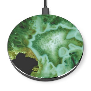 Green Agate Crystal DESIGN Wireless Charger, Geode Fast Charging Pad for Apple iPhone and Android, Wireless Charging Station Tech Gift