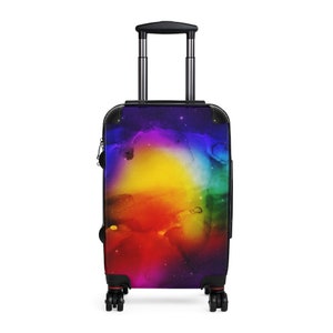 Rainbow Nebula Space Theme handbagagekoffer, rollende cabinetas met harde schaal is het perfecte unisex cadeau en reisaccessoire!