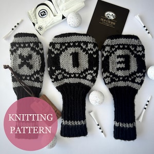 Pode incluir: Três capas de malha cinza e preta para tacos de golfe com as letras "X", "O" e "E". A imagem também mostra bolas de golfe, tees, uma luva de golfe e um bloco de notas com "Old Course". Um círculo rosa com "Knitting Pattern" está no canto inferior esquerdo.