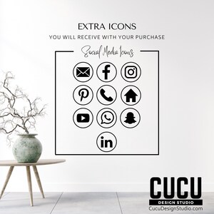 Puede incluir: Una pared blanca con un marco cuadrado negro que contiene iconos de redes sociales. Los iconos incluyen Facebook, Instagram, Pinterest, Twitter, YouTube, WhatsApp, Snapchat y LinkedIn. El texto "EXTRA ICONS" y "YOU WILL RECEIVE WITH YOUR PURCHASE" est&aacute;n por encima del marco. El texto "Social Media Icons" est&aacute; dentro del marco. Debajo del marco est&aacute; el texto "CUCU DESIGN STUDIO" y "CucuDesignStudio.com".