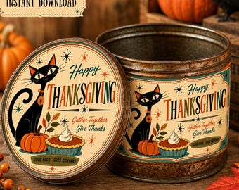 Może przedstawiać: Okrągła metalowa puszka ze zdejmowaną pokrywką, ozdobiona grafiką czarnego kota, dyni i ciasta. Tekst głosi Happy THANKSGIVING Gather Together Give Thanks. Puszka ma postarzane wykończenie i zawiera etykietę z informacją o cyfrowym pliku do pobrania.