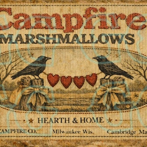Peut inclure: Une enseigne rustique avec les mots "Campfire Marshmallows". Deux corbeaux perchés sur des poteaux tiennent une guirlande de cœurs. L'enseigne comprend également "Hearth & Home" et le nom et les lieux de l'entreprise.