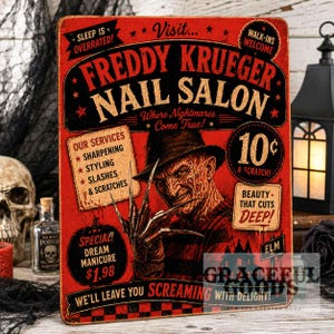Peut inclure: Une plaque métallique rectangulaire à fond rouge représentant Freddy Krueger. Le texte inclut "Freddy Krueger Nail Salon", "Where Nightmares Come True", "Sleep is Overrated", "Our Services", "10 cents a scratch" et "Beauty That Cuts Deep".