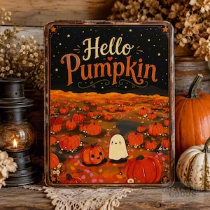 Könnte beinhalten: Ein rechteckiges Metallschild mit schwarzem Hintergrund und dem Schriftzug Hello Pumpkin in orangefarbener Schrift. Die Illustration zeigt ein Feld mit orangefarbenen Kürbissen unter einem Sternenhimmel und ein kleines weißes Geisterwesen.