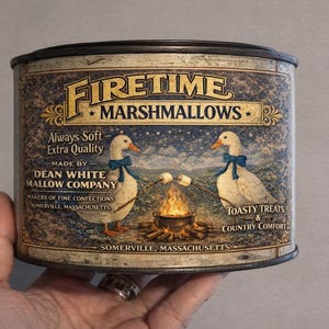 Könnte beinhalten: Vintage Dose mit Firetime Marshmallows. Die Dose zeigt Illustrationen von Enten, die Marshmallows über einem Lagerfeuer rösten. Der Text auf der Dose lautet "Always Soft, Extra Quality" und "Toasty Treats & Country Comfort."