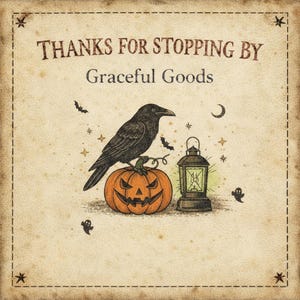 Puede incluir: Ilustraci&oacute;n de Halloween de estilo vintage con un cuervo negro posado sobre una calabaza naranja. Una linterna, murci&eacute;lagos, estrellas y fantasmas rodean la calabaza. El texto dice "THANKS FOR STOPPING BY" y "Graceful Goods".