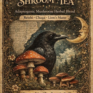 Puede incluir: Un paquete de té ilustrado con un cuervo negro, setas rojas y una luna creciente con una cara. El texto dice "Crowcap Shroom Tea" y "Adaptogenic Mushroom Herbal Blend". Peso neto: 227 g.