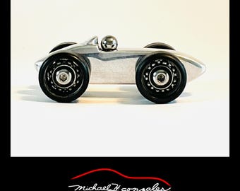 Handgefertigtes Vintage Rennauto aus Aluminium: 1/64 Maßstab 1/64 Track Fast Sammlerstück