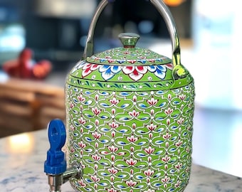 Könnte beinhalten: Ein grün handbemalter Wasserspender mit einem Blumenmuster in Rot, Weiß und Blau. Er hat einen silbernen Griff mit blau gepolstertem Griff und einen blauen Wasserhahn. Zum Servieren von Getränken.
