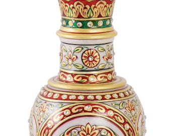 Könnte beinhalten: Eine dekorative Vase aus weißem Marmor mit detaillierten Blumen- und Pfauenmustern. Sie hat rote, grüne und goldene Akzente sowie kleine Kristallverzierungen. Ober- und Unterseite sind goldfarben eingefasst.
