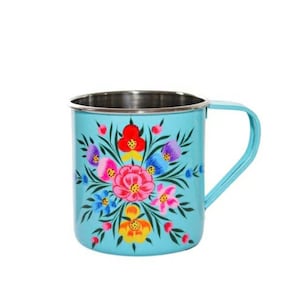 Puede incluir: Una taza de esmalte azul claro con borde y asa de acero inoxidable. La taza está decorada con un colorido diseño floral con flores rojas, rosas, amarillas y moradas con hojas verdes. La taza es adecuada para bebidas frías o calientes.