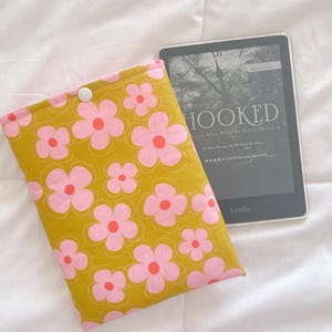 Retro Floral Kindle Reader Sleeve • E-Reader Padded Protector • Kindle Paperwhite Sleeve • Book Lover Gift
