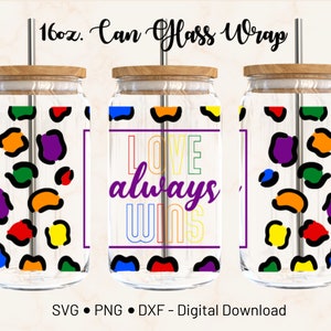 Puede incluir: Tres envoltorios de lata de vidrio de 473 ml con un diseño de estampado de leopardo arcoíris. El envoltorio del medio tiene el texto "LOVE always wins" en colores arcoíris.