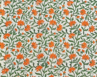 Könnte beinhalten: Ein sich wiederholendes Muster aus orangefarbenen Blumen und grünen Blättern auf cremefarbenem Hintergrund. Das florale Design ist detailliert, wobei jede Blume und jedes Blatt klar definiert ist. Das Muster ist gleichmäßig angeordnet und erzeugt ein optisch ausgewogenes Design.