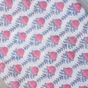 Tessuto di cotone puro al 100% stampato a mano con stampa a campana indiana blu e rosa chiaro, tessuto tagliato su misura, tende per abbigliamento femminile, cuscini, regalo