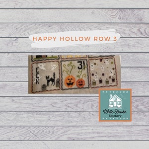 Puede incluir: Muestra de punto de cruz con temática de Halloween. El diseño incluye calabazas, fantasmas, calaveras y un gato negro. El texto "HAPPY HOLLOW ROW 3" está encima de la muestra. El logotipo de White House Stitchery está en la esquina inferior derecha.