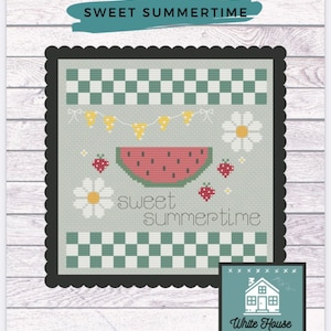 Pode incluir: Padrão de ponto cruz com uma melancia, morangos, margaridas e bandeirinhas com o texto "sweet summertime". O padrão está sobre um fundo xadrez verde e branco. O padrão é da White House Stitchery.