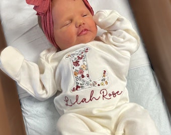 Conjunto personalizado de mameluco y lazo para bebé, traje personalizado para niña que regresa a casa, regalo de baby shower bordado, pies para dormir con monograma