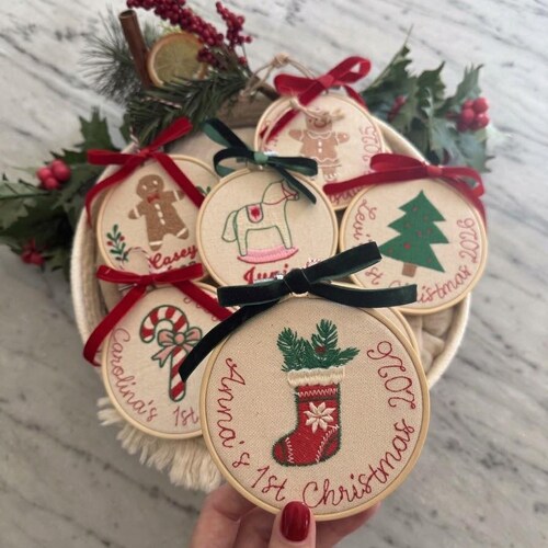 Adorno navideño personalizado para la primera Navidad de los más pequeños: aro de madera bordado de 10 cm con lazo de terciopelo, nombre y año de recuerdo.