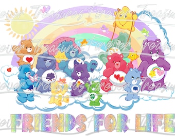 Może przedstawiać: Grupa Care Bears, w tym Cheer Bear, Funshine Bear i Good Luck Bear, zebrała się na chmurze z tęczą w tle. Tekst "FRIENDS FOR LIFE" jest napisany pod niedźwiadkami w tęczowym foncie.