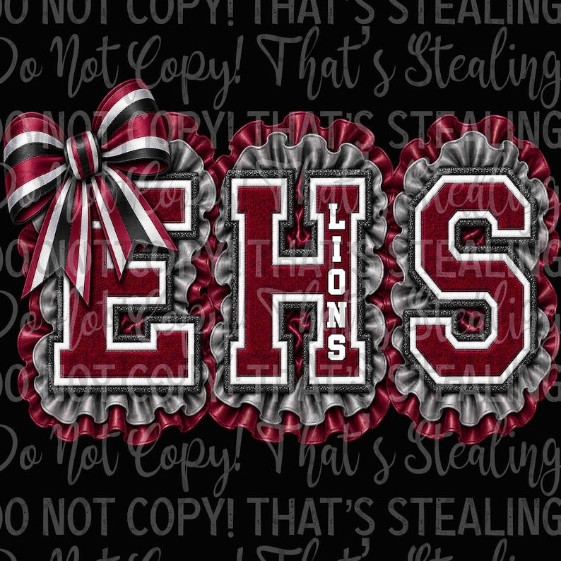 K&ouml;nnte beinhalten: Ein Grafikdesign mit den Buchstaben EHS in einer kastanienbraunen und wei&szlig;en Varsity-Schriftart, umgeben von ger&uuml;schten kastanienbraunen und silbernen Stoffr&auml;ndern. Eine gro&szlig;e kastanienbraune, silberne und schwarze Schleife ist am E befestigt.