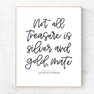 Pode incluir: Uma citação imprimível em preto e branco sobre um fundo branco com uma moldura de madeira. A citação diz "Not all treasure is silver and gold, mate." A citação é atribuída ao Capitão Jack Sparrow.