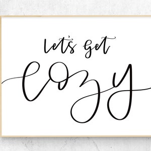 Puede incluir: Arte de pared imprimible en blanco y negro con el texto "Let's get cozy" en una fuente cursiva.
