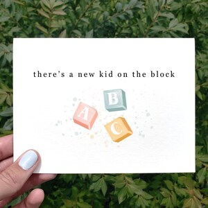 印刷可能な「新しい子供が誕生」カード、ベビーシャワーカード、ご近所さんへのベビーカード、新生児お祝いカード、かわいいご近所さんへのベビーギフト