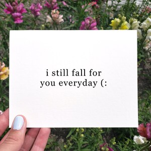 Mi innamoro ancora per te carta di tutti i giorni, carta stampabile ti amo, carta anniversario romantico, carta di San Valentino moderna, carta di compleanno fidanzato