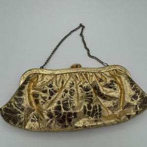 Cartera de noche vintage metalizada dorada con correa de cadena