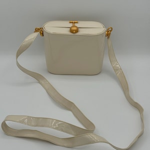 Vintage Accessoire Lady Elfenbein Lack Handtasche mit Gold Kiss-Lock - Strukturierte Umhängetasche