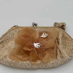 Cartera de mano vintage de satén con flores y detalles de pájaros en tela: elegante bolso de noche