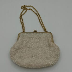 Cartera vintage de cuentas color marfil con diseño floral y cadena dorada. Fabricada en Hong Kong