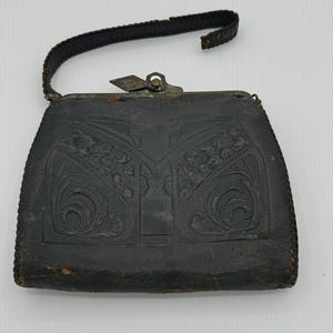 Cartera de mano antigua de piel repujada con cierre de metal ornamentado - Bolso Art Nouveau vintage
