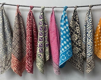 Set med 10 handtryckta bandanas, halsdukar, näsdukar, slipsar tillverkade med naturliga färger som presentartikel