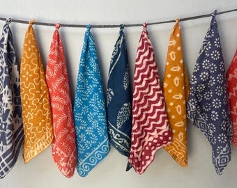 Set med 10 handtryckta bandanas, halsdukar, näsdukar, slipsar tillverkade med naturliga färger som presentartikel