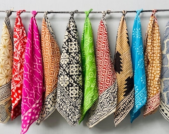 Set med 10 handtryckta bandanas, halsdukar, näsdukar, slipsar tillverkade med naturliga färger som presentartikel