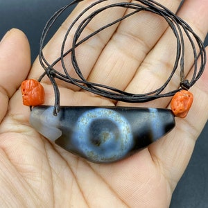 Tibetan antique natural agate dzi bead with small natural coral bead