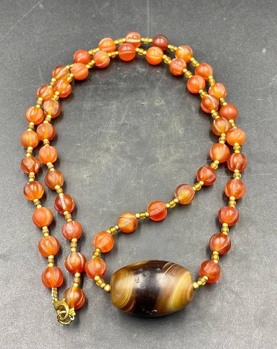 美しいカボチャ型の天然カーネリアンと古いアキーク瑪瑙ビーズの